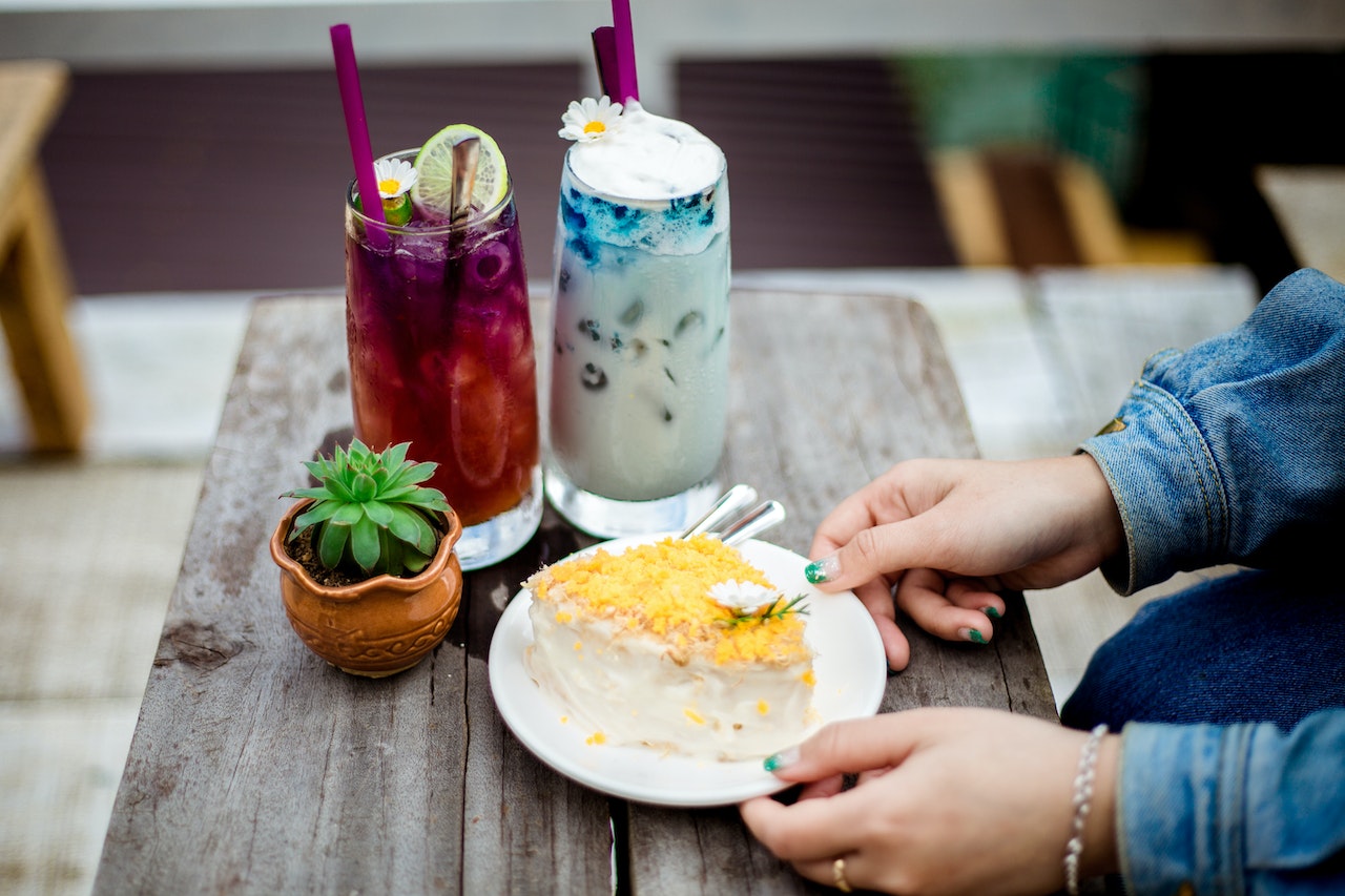 How to Bake Cake on a Campfire